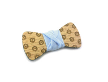 Papillon in legno di rovere da bambino, esagoni, nodo in stoffa celeste