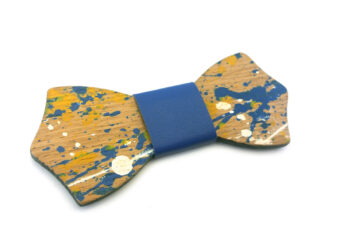 Papillon in legno, schizzi giallo blu bianco, nodo in ecopelle blu