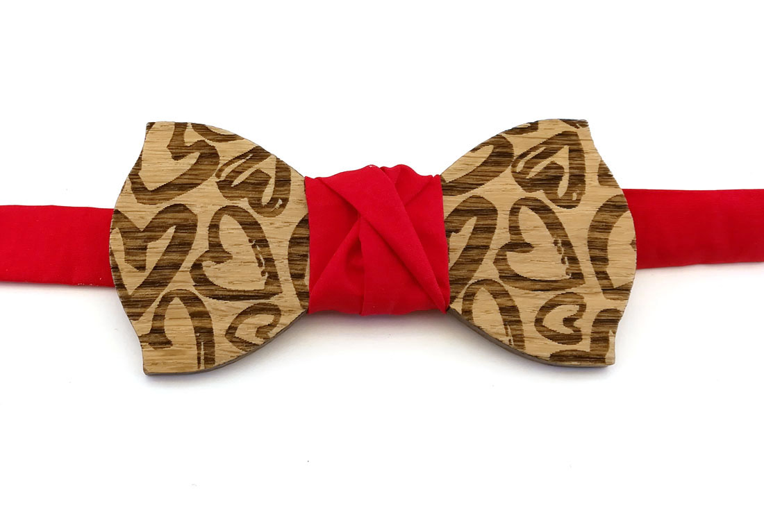 papillon-in-legno-rovere-cuori-rosso