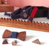 calendario legno mensile papillon gemelli spilla disegno bretelle blu gigetto