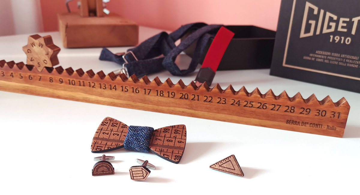 calendario legno mensile papillon gemelli spilla disegno bretelle blu gigetto